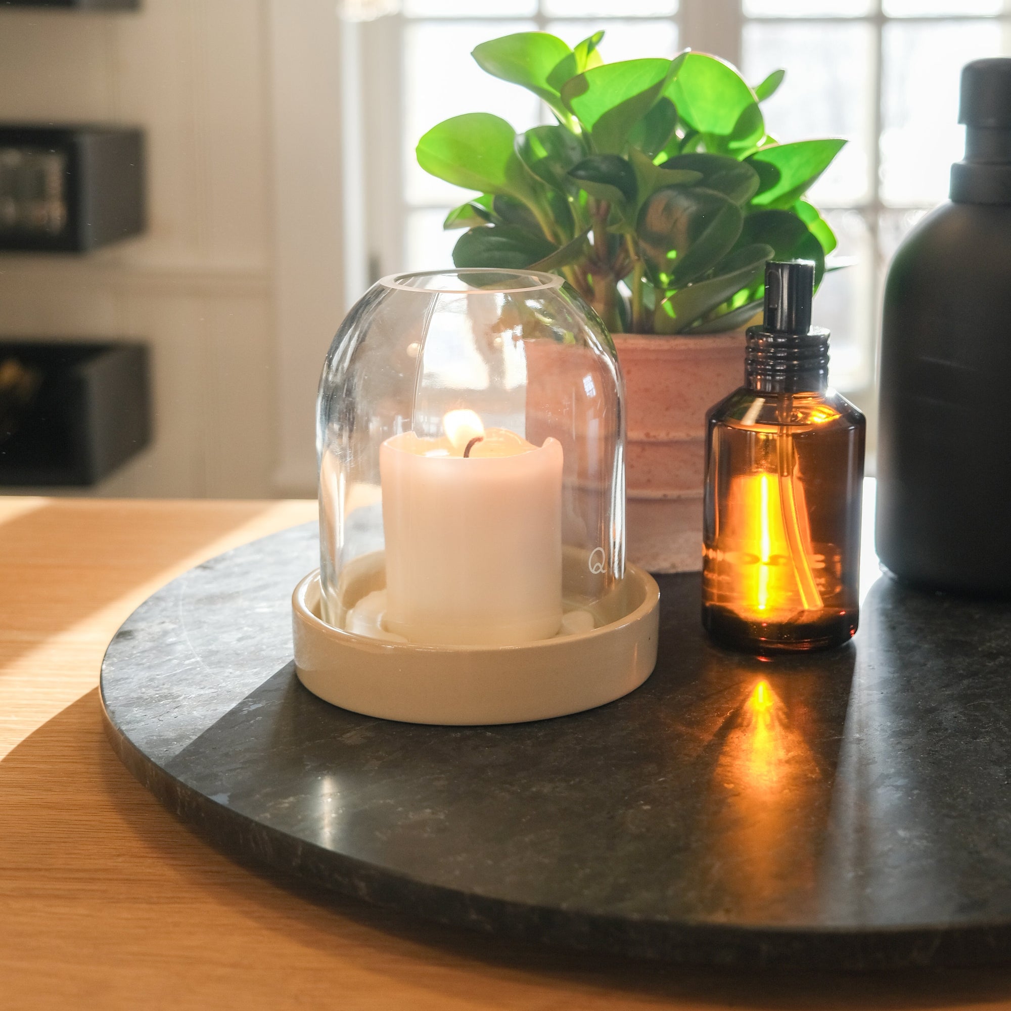 The large natural stone turntable