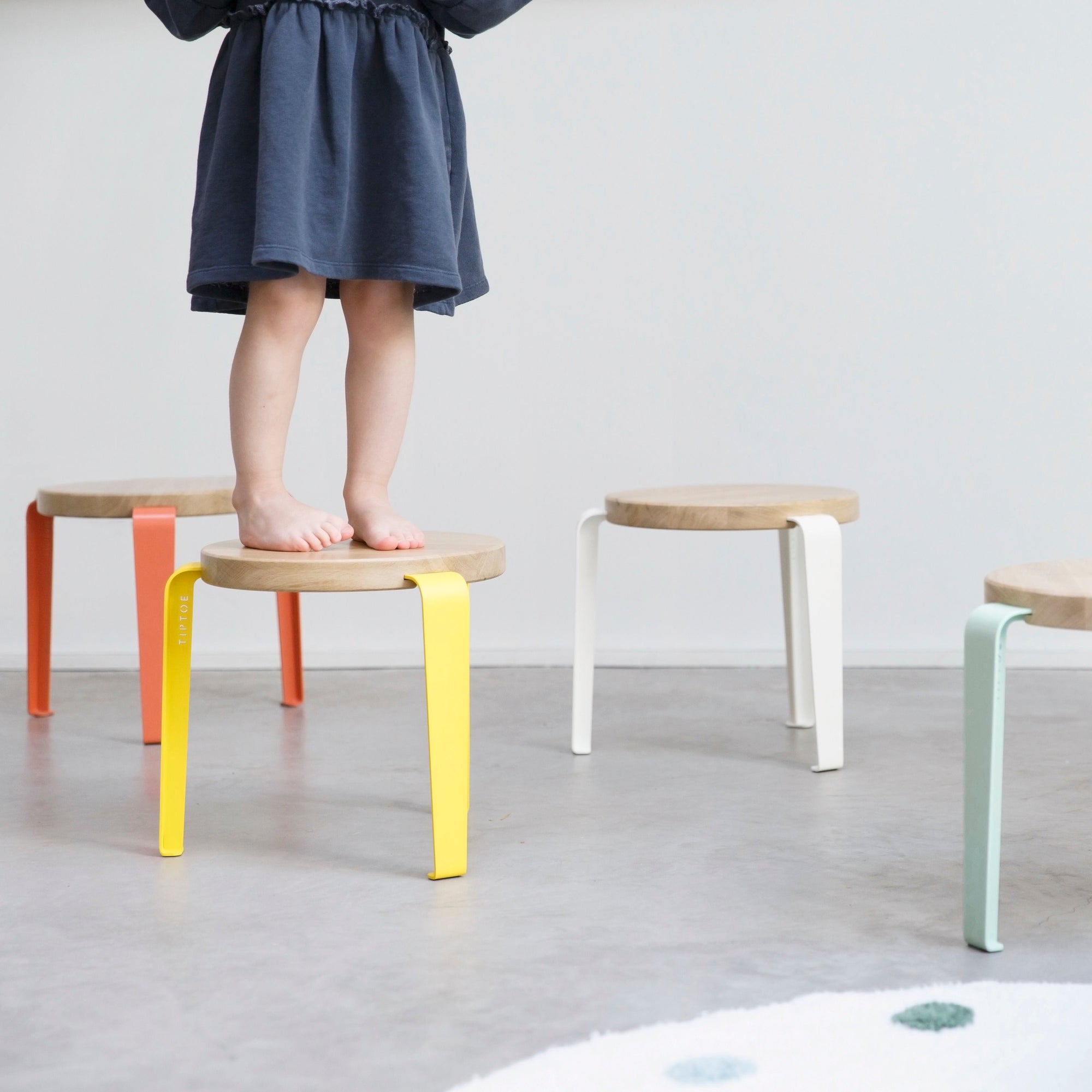 Tabouret enfant MINI LOU – bois éco–certifié