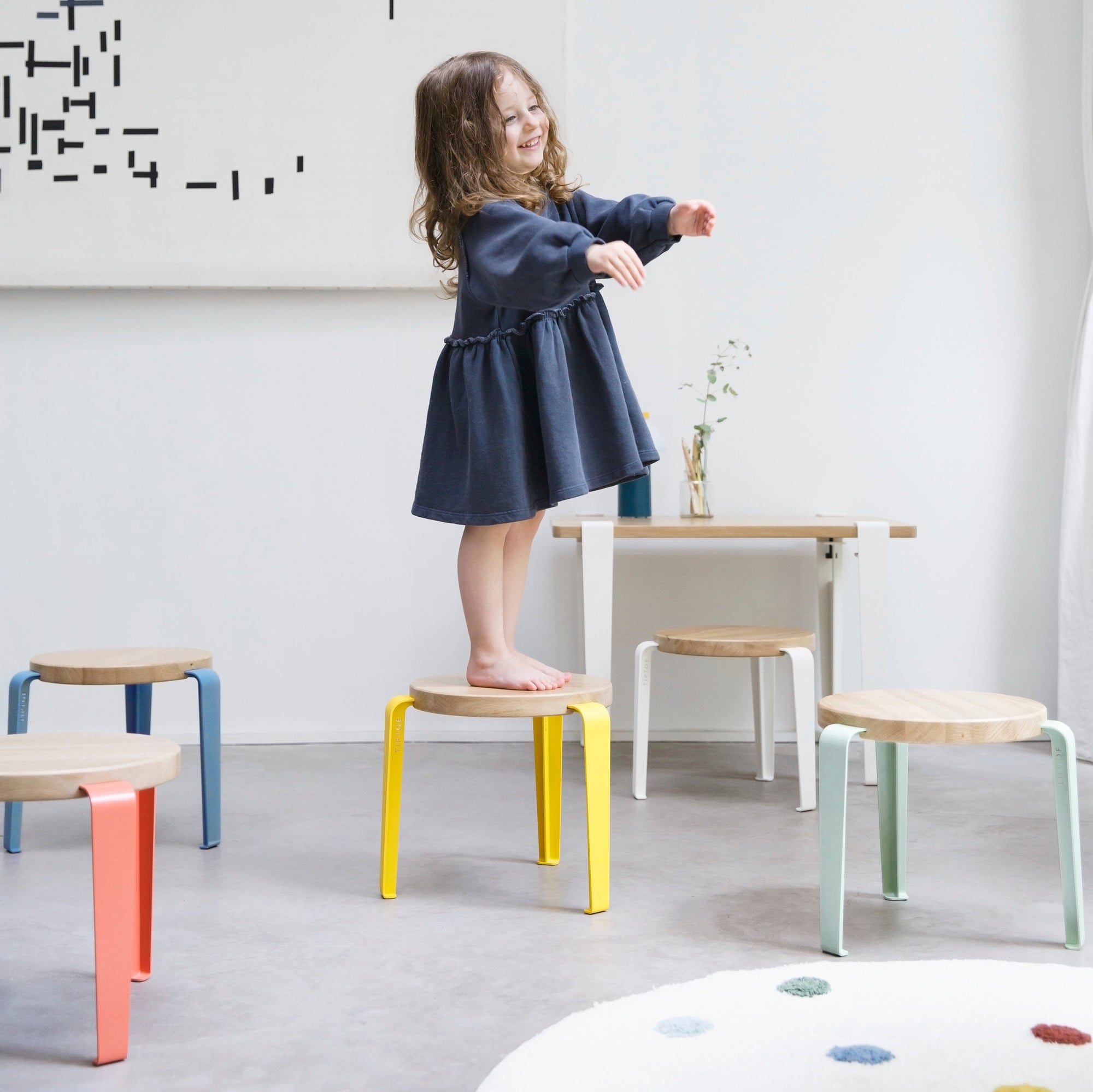 Tabouret enfant MINI LOU – bois éco–certifié