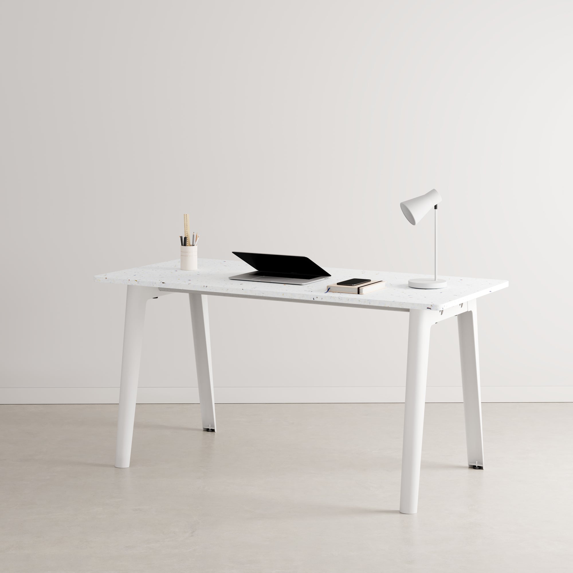 Bureau NEW MODERN – plastique recyclé - 150x70cm