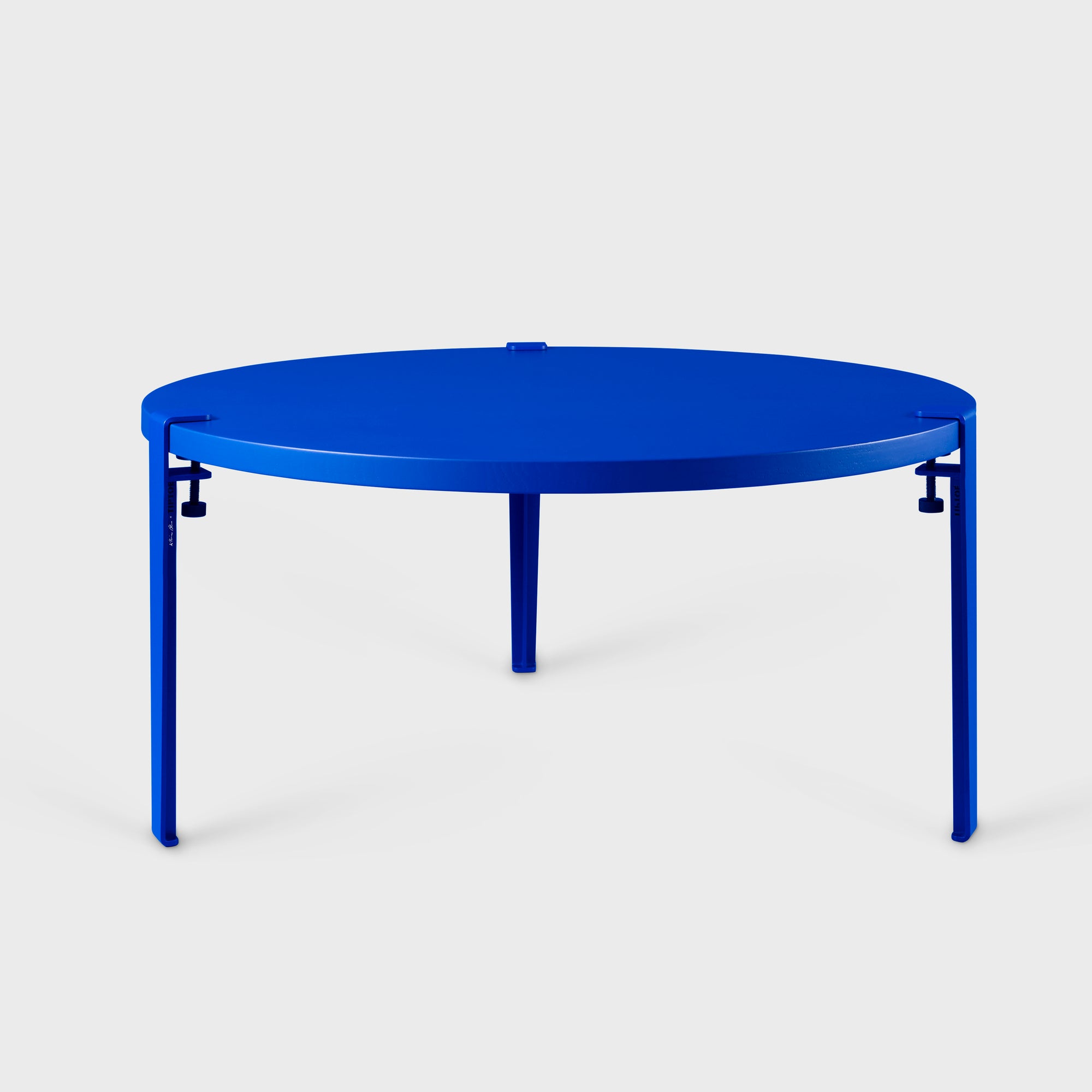 Tiptoe x Klein Blue® - Table basse ronde – chêne massif