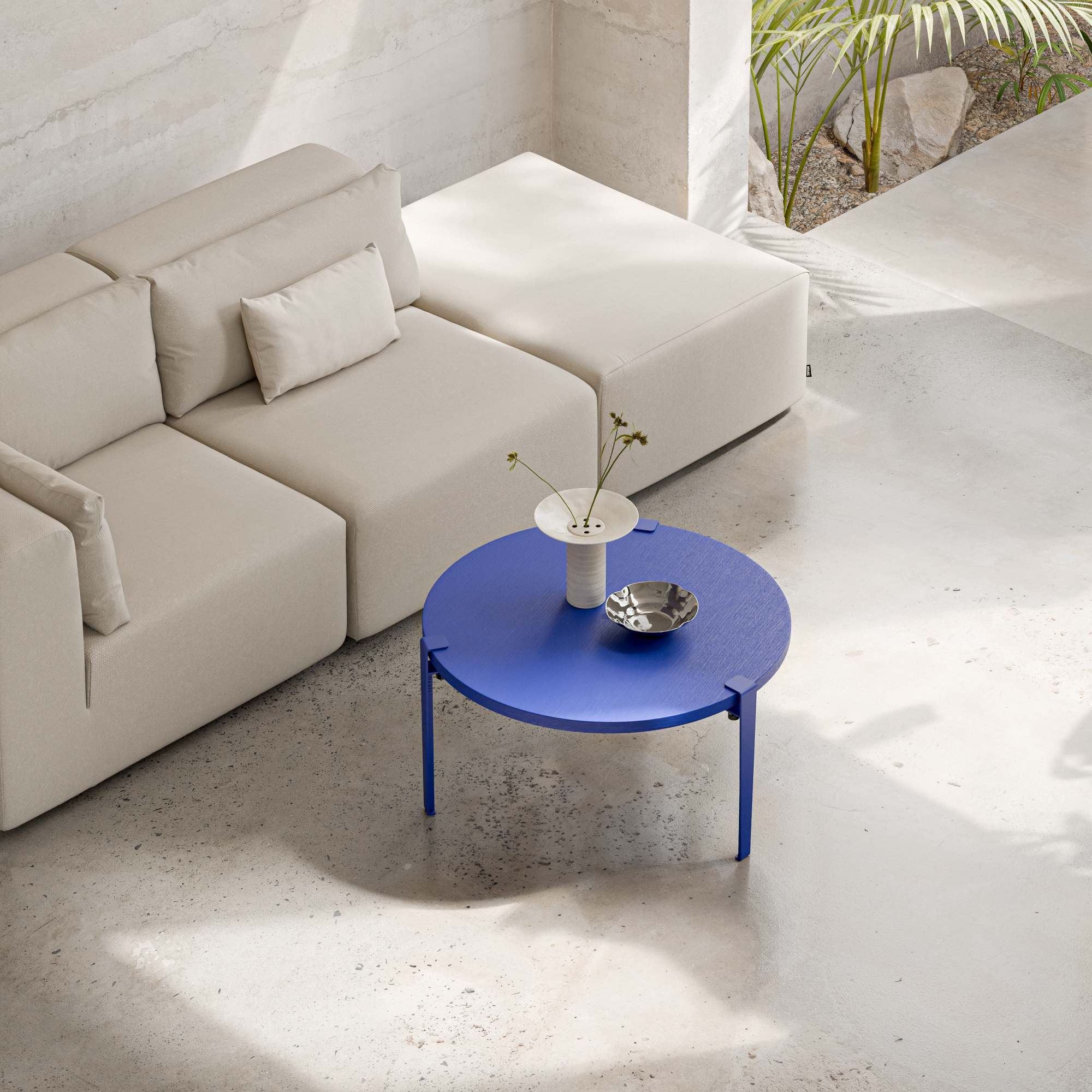 Tiptoe x Klein Blue® - Table basse ronde – chêne massif