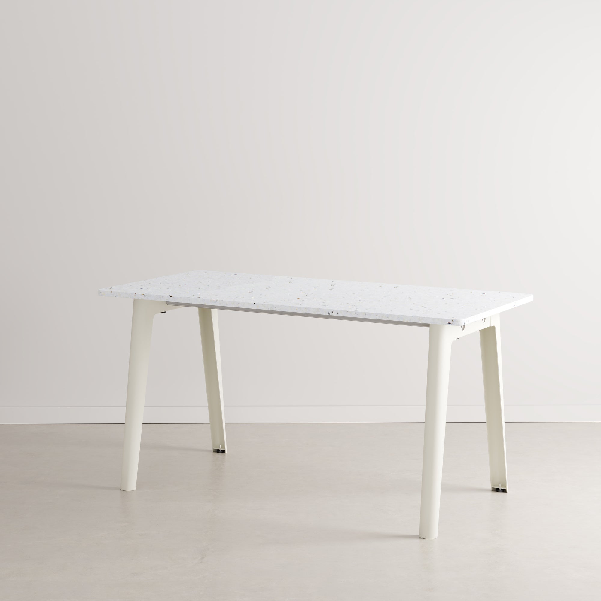 NEW MODERN desk 2026 – recycled plastic – 150x70cm 